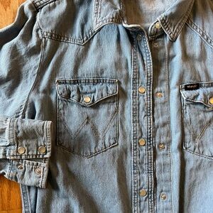 Wrangler women’s button up shirt